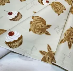 ベージュ系　ウサギ　ラビット　カップケーキ　英字　生地巾110×50cm
