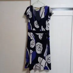 ペンズネック/ローズ柄ウエストリボン付きひざ丈ワンピース