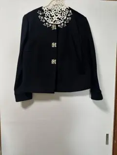 新品未使用クイーンズコート5サイズ ビジュー付き 黒 ノーカラージャケット