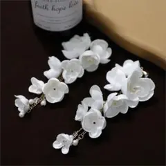 イヤリング　フラワー　花びら　白　ウエディング　スクリュー　結婚式　揺れる　上品