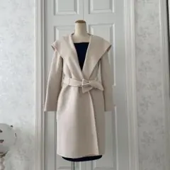 エレガントなベージュロングコート