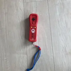 赤いWii MotionPlusコントローラー マリオデザイン