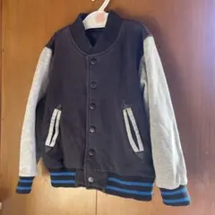 黒とグレーのボタン付きジャケット