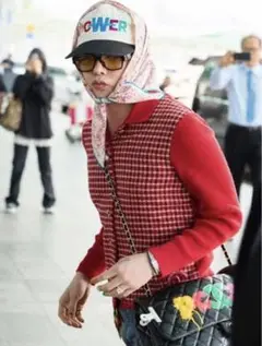 GDRAGON 赤チェック柄ニットセーター