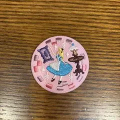 ディズニー　アリス　刺繍缶バッジ