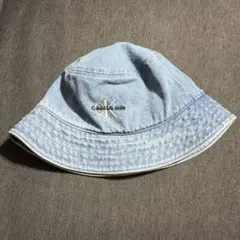 デニム素材のCalvin Klein Jeans製バケットハット、刺繍ロゴ付き