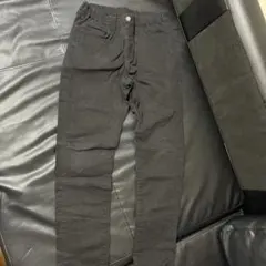 黒いスリムフィットパンツ 150