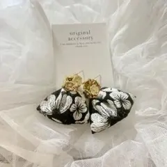 キラキラフラワーとブラックのインド刺繍リボン　ピアス　イヤリング可　ハンドメイド