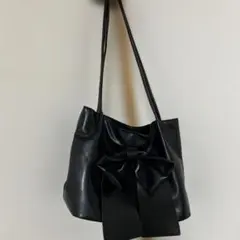 リボン付き黒ショルダーバッグ