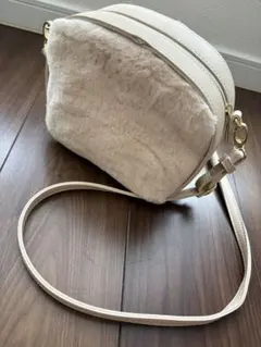 ファーショルダーバッグ ベージュ 斜めがけ ミニバッグ ふわふわ 美品