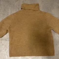 ベージュ タートルネック ニット