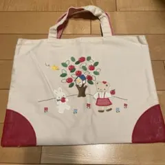 ファミリア　familiar 赤いキャンバストートバッグ 女の子とクマの刺繍 familiar 赤いトートバッグ 女の子とクマ刺繍 - メルカリ
