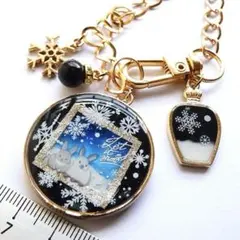 雪降る夜とうさぎのバッグチャーム　レジン