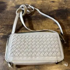 定価２万2千円アディセレクション ラムメッシュ スクエアポシェット/ベージュ