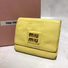miu miu 三つ折り財布 イエロー レザー　現行ロゴ　コンパクトウォレットのサムネイル