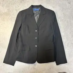 黒のテーラードジャケット