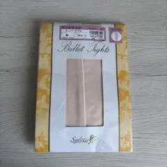 シルビア　穴あきタイツ