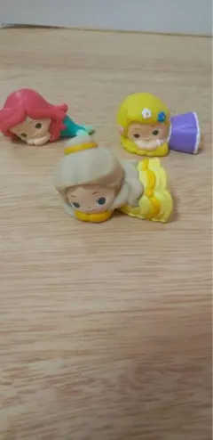ディズニー　プリンセス　寝そべりフィギュア