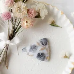 ＊専用はページ＊インド刺繍リボン　三角パッチンピン　紫陽花　ブルー