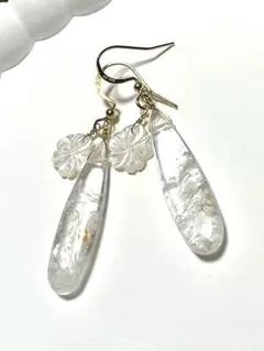 マニカラン　水晶　ホワイトマザーオブパール　フラワーカービング　14kgfピアス