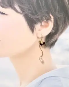シックな流れるデザイン ピアス
