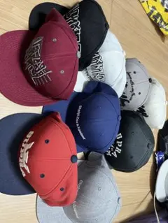 多彩なカラーのベースボールキャップ
