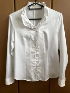 フリル付きホワイトシャツ