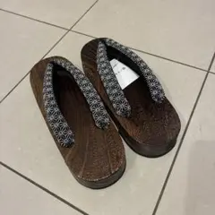 木製下駄 黒い花柄鼻緒