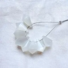 ホワイトムーンストーン　デザインカット　天然石