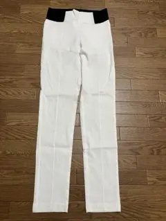ホワイト スリムフィットパンツ ブラックウエストバンド