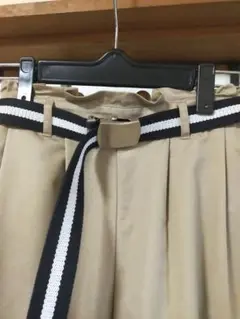 ベージュ ワイドパンツ プリーツ付き