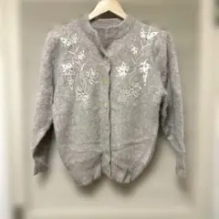 グレーの刺繍入りカーディガン　60