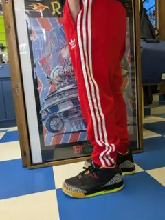 adidas レッド ジャージパンツ サイドストライプ