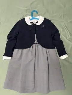 ネイビーのカーディガンとグレーのワンピースセット