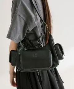 OLIVE des OLIVE エンボスロゴ入りショルダーバッグ ブラック