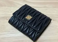 SNS　TikTokで大バズリの　アルトロ－ズ　人気の黒色　三つ折り財布　新品