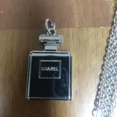 CHANEL 香水ボトル型チャーム チェーン付き