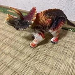 トリケラトプスとワニのフィギュアセット