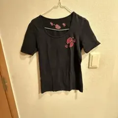 黒の半袖トップス 赤色刺繍