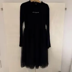 黒いフリルネックワンピース