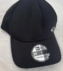 オークリー　ニューエラ 39THIRTY ブラックキャップ