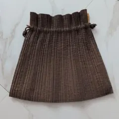 【ISSEY MIYAKE】プリーツ加工 巾着ポーチ ブラウンのサムネイル