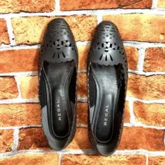 極美品✨　REGAL パンプス　フラットシューズ　カットワークのサムネイル