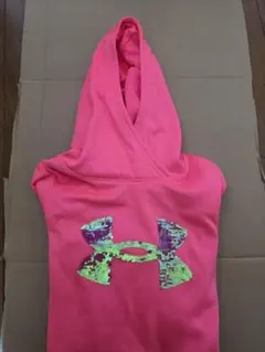 【美品】Under Armour ピンク フード付きパーカー 160