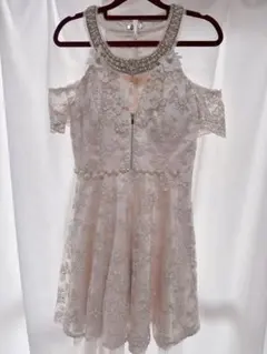 ローブドフルールホワイト系 オフショルダーレースドレス