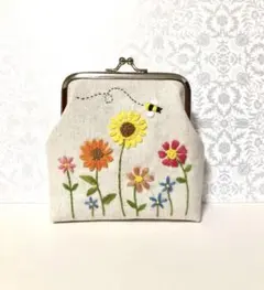 野花と蜂の刺繍がま口ポーチＹ 手刺繍　ハンドメイド