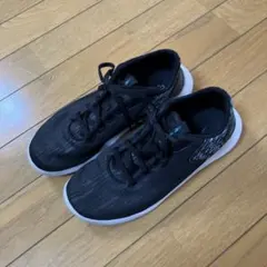 ブラックスニーカー