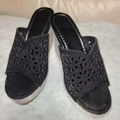 黒い花模様のウェッジヒールサンダル