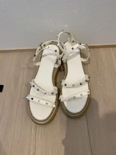 エスペランサ　スタッズ付きホワイトウェッジサンダル