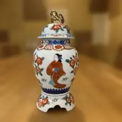 有田焼 七代　染錦　寒山作 美人図 蓋付 飾り壺 金彩獅子摘み